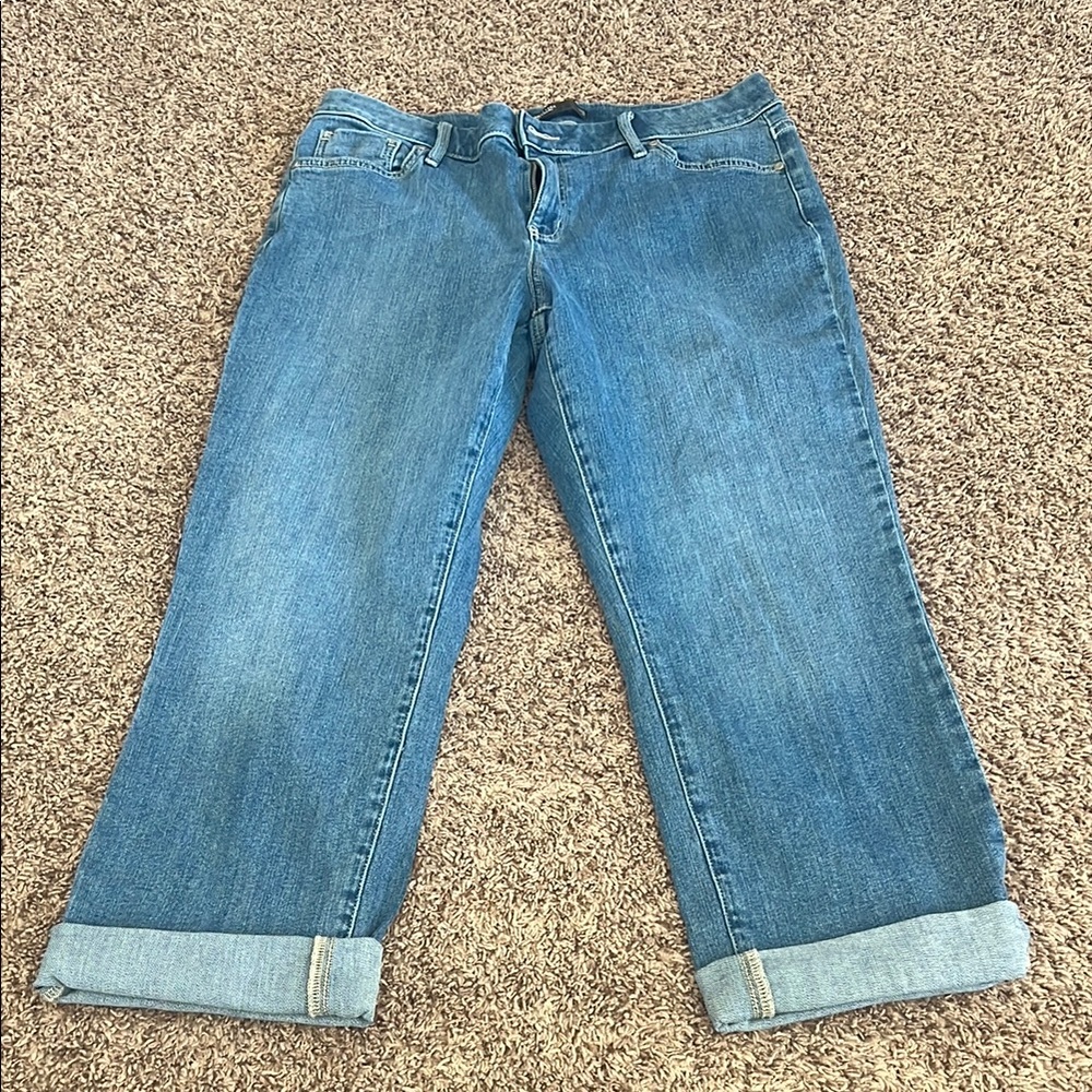 Blue Boyfriend Jeans with Cuffed Hem and Relaxed Fit
